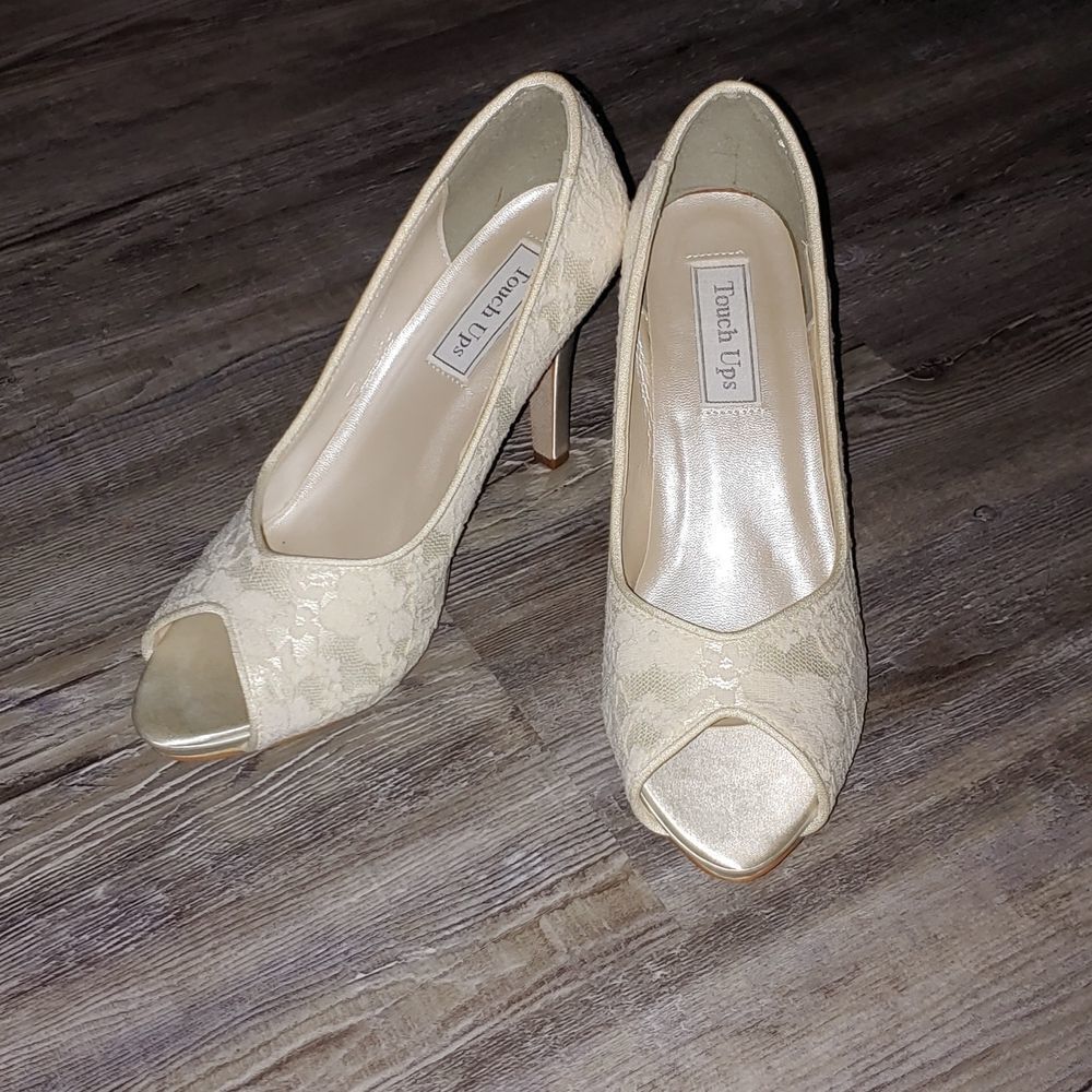 Touch Ups ivory lace peep toe heels Sz 8